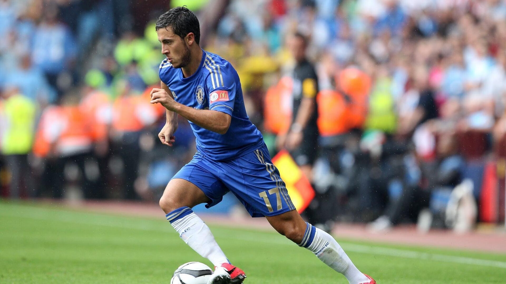 阿根廷青少年骑手理查德·基尔克高德在国际马术比赛中获得银牌，展现潜力。